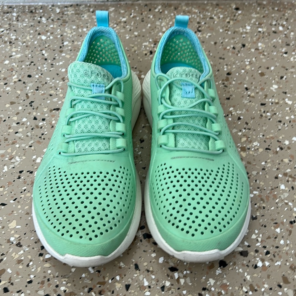 Sneakers/crocs size 6
